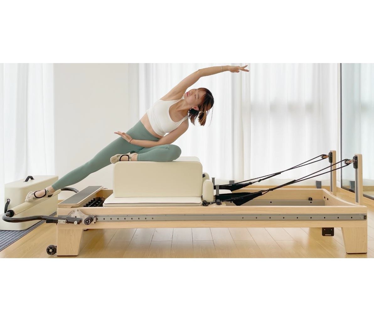 Clinical wood reformer | Gray upholstery